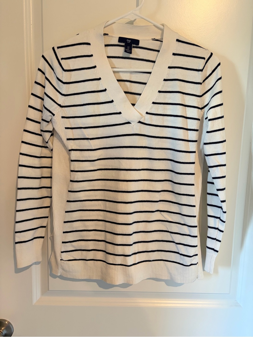GAP White and Navy Striped V-Neck Sweater